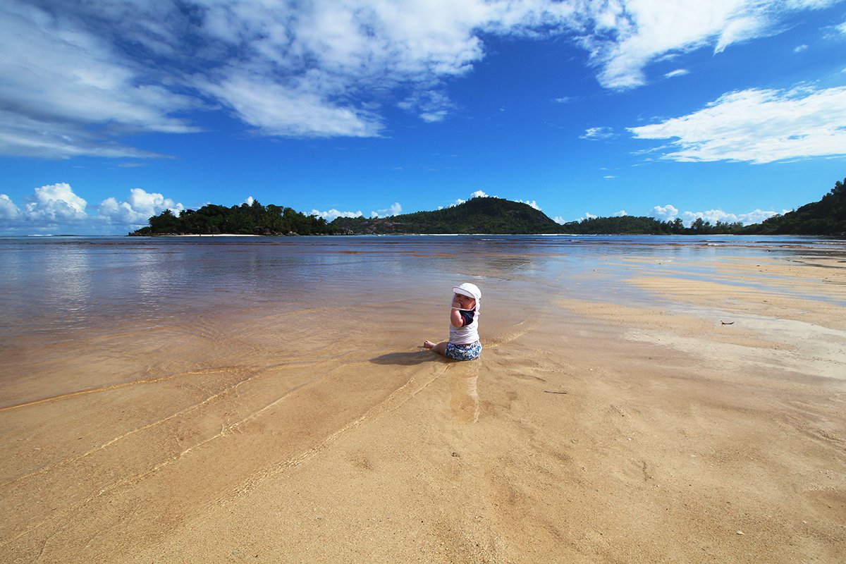 An der Flussmündung am Strand des Constance Ephelia Resorts