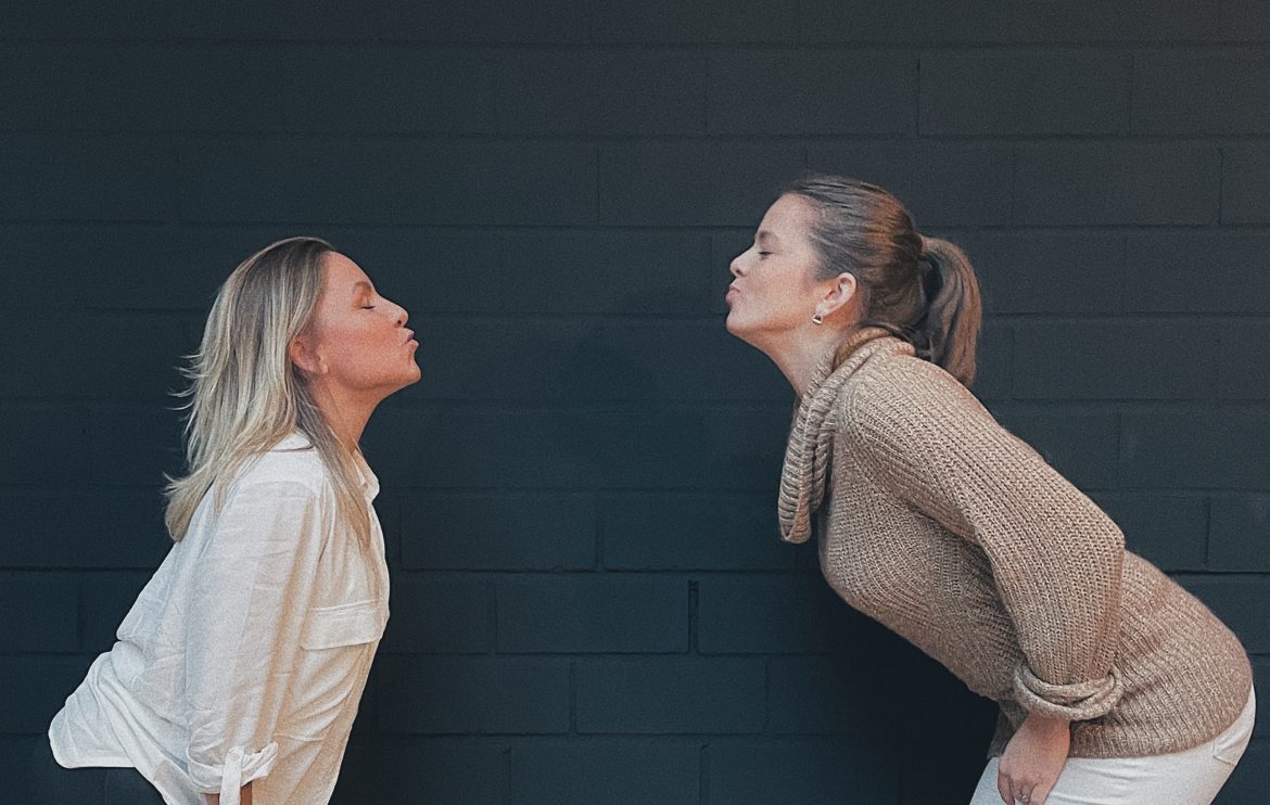 Frauen küssen sich