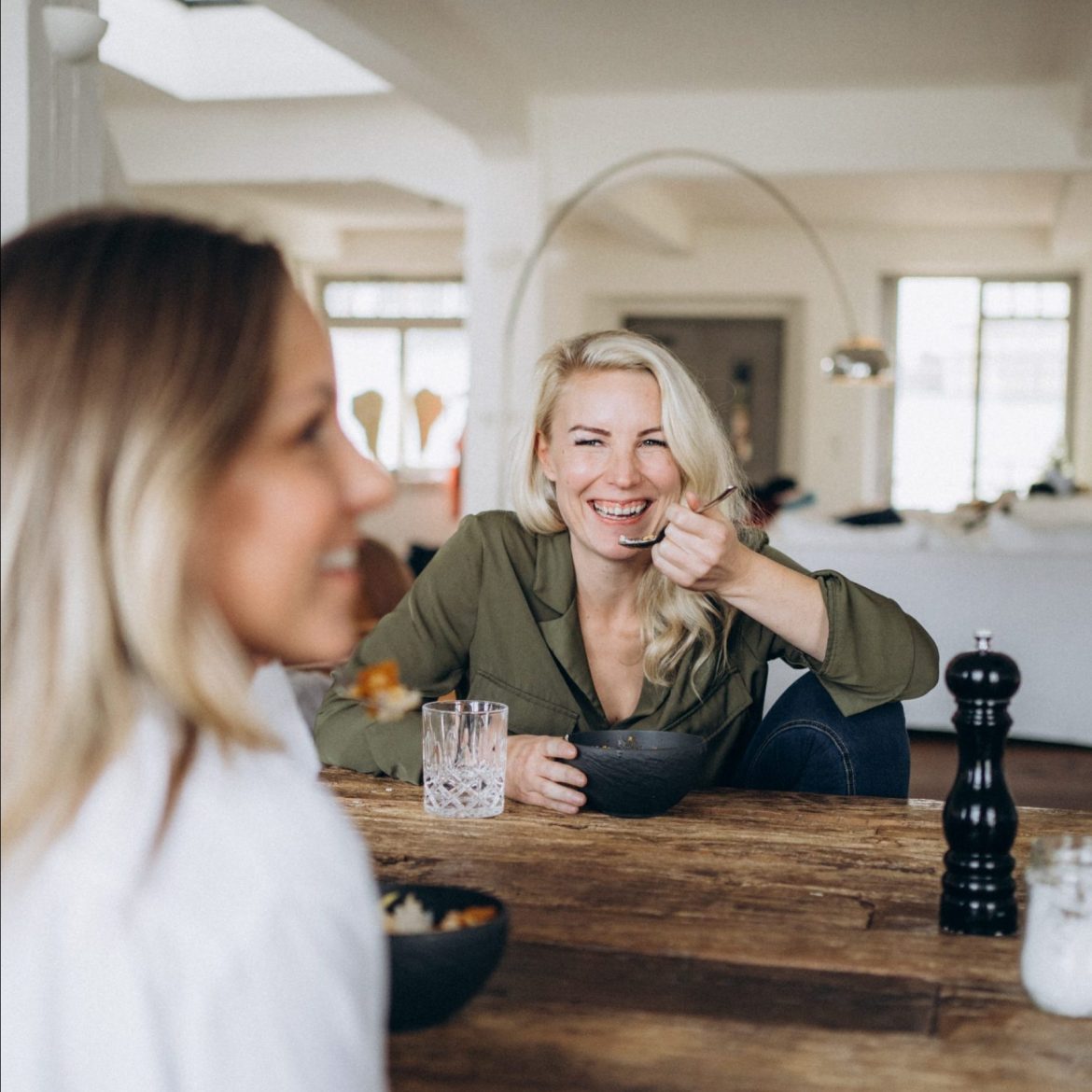 Mittagessen am Tisch