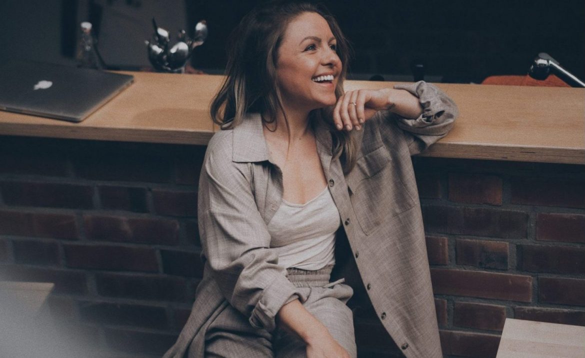 Glücklich am Tresen