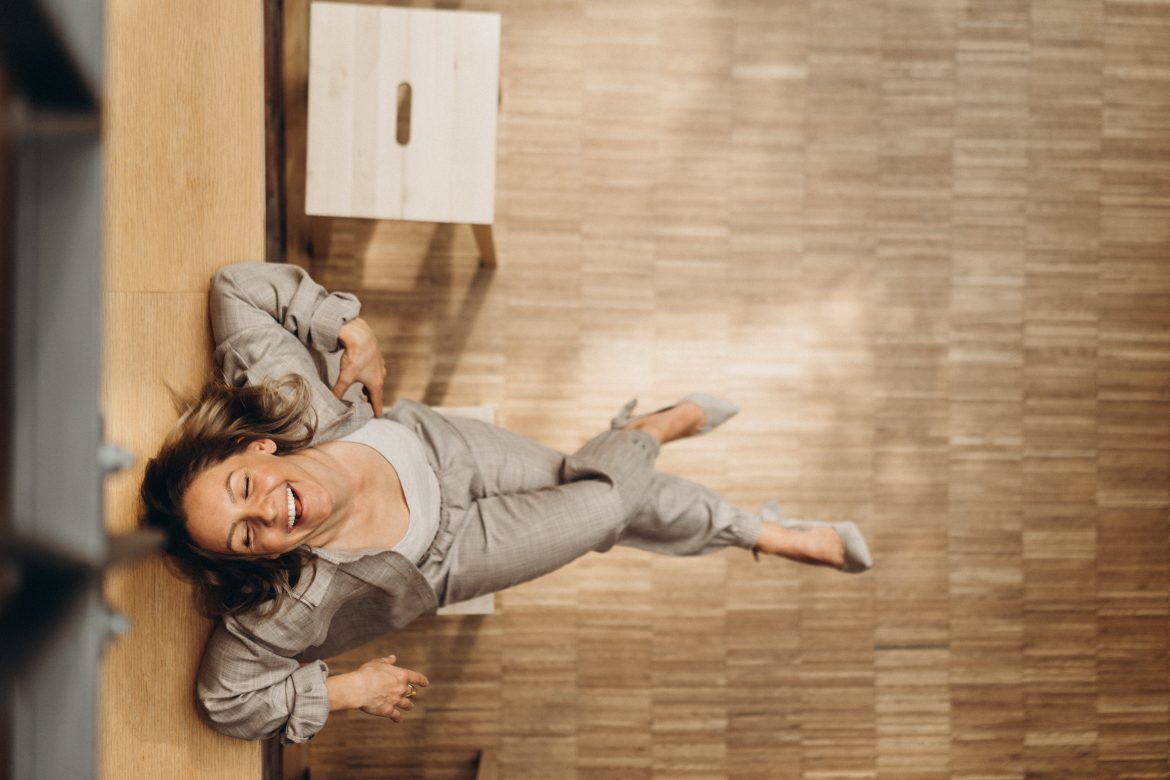 Fröhliche Frau im Tarnlook